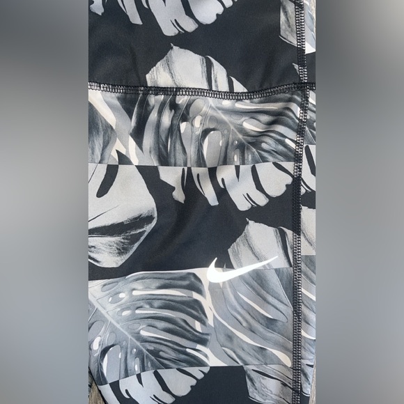 Nike Women’s Size XS Athletic Capri Pants Dri Fit Black Gray High Rise - Picture 4 of 4